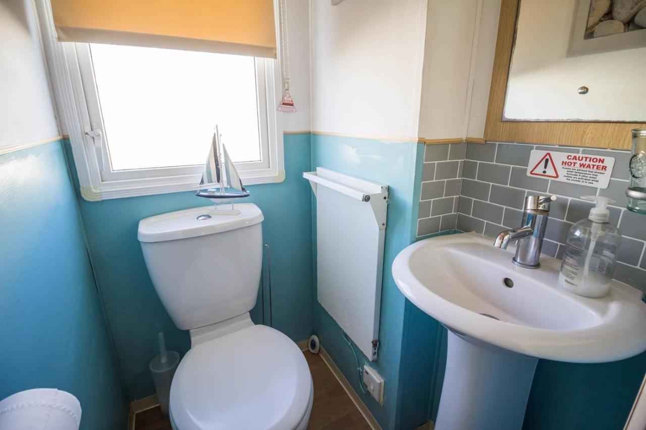 Hotel Lovely Caravan With Wifi At Broadland Sands In Suffolk Ref 20035Bs Hopton on Sea Exterior foto